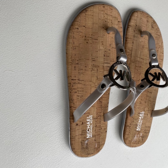 Michael Kors MK silver flip flops - Picture 2 of 3